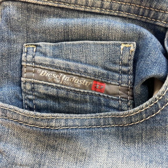 •MENS Diesel distressed jean - Picture 8 of 9